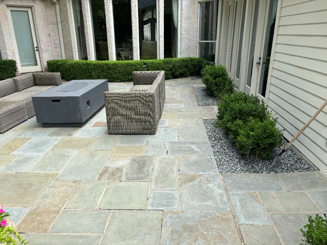 aeroscapesllc-outdoor-living-spaces-sachse A professionally crafted patio with a cozy furniture set.