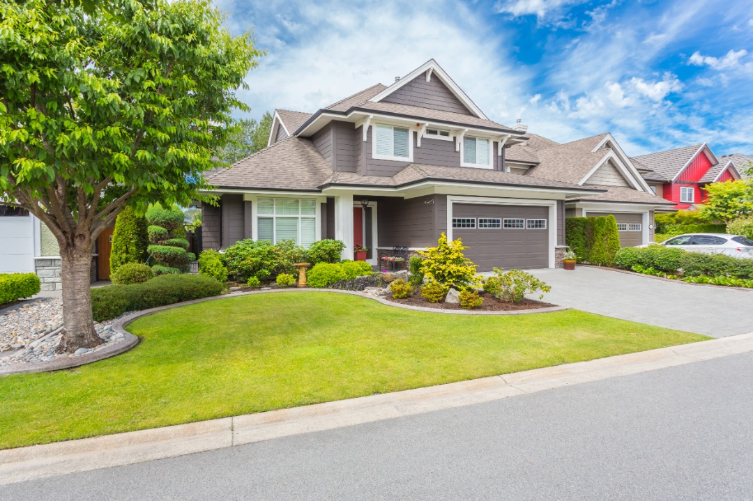 aeroscapesllc-sod-installation-garland A modern home with a great lawn that gets expert attention.